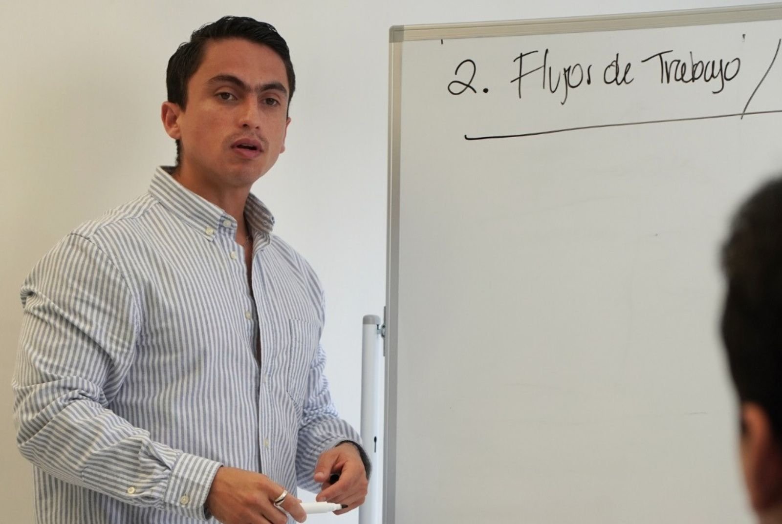 Carlos Cervantes en reunión